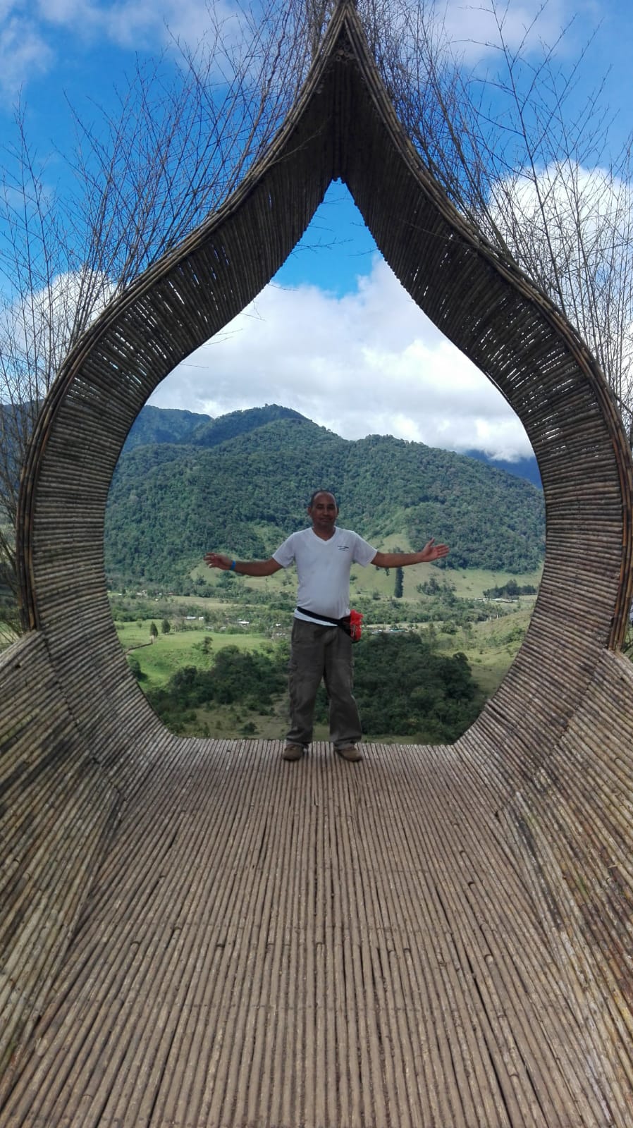 Mirador de bambú con vista al valle y la bandera de Costa Rica
