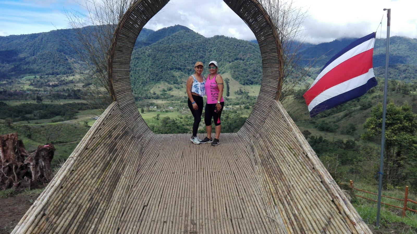 Mirador de bambú con vista a las montañas