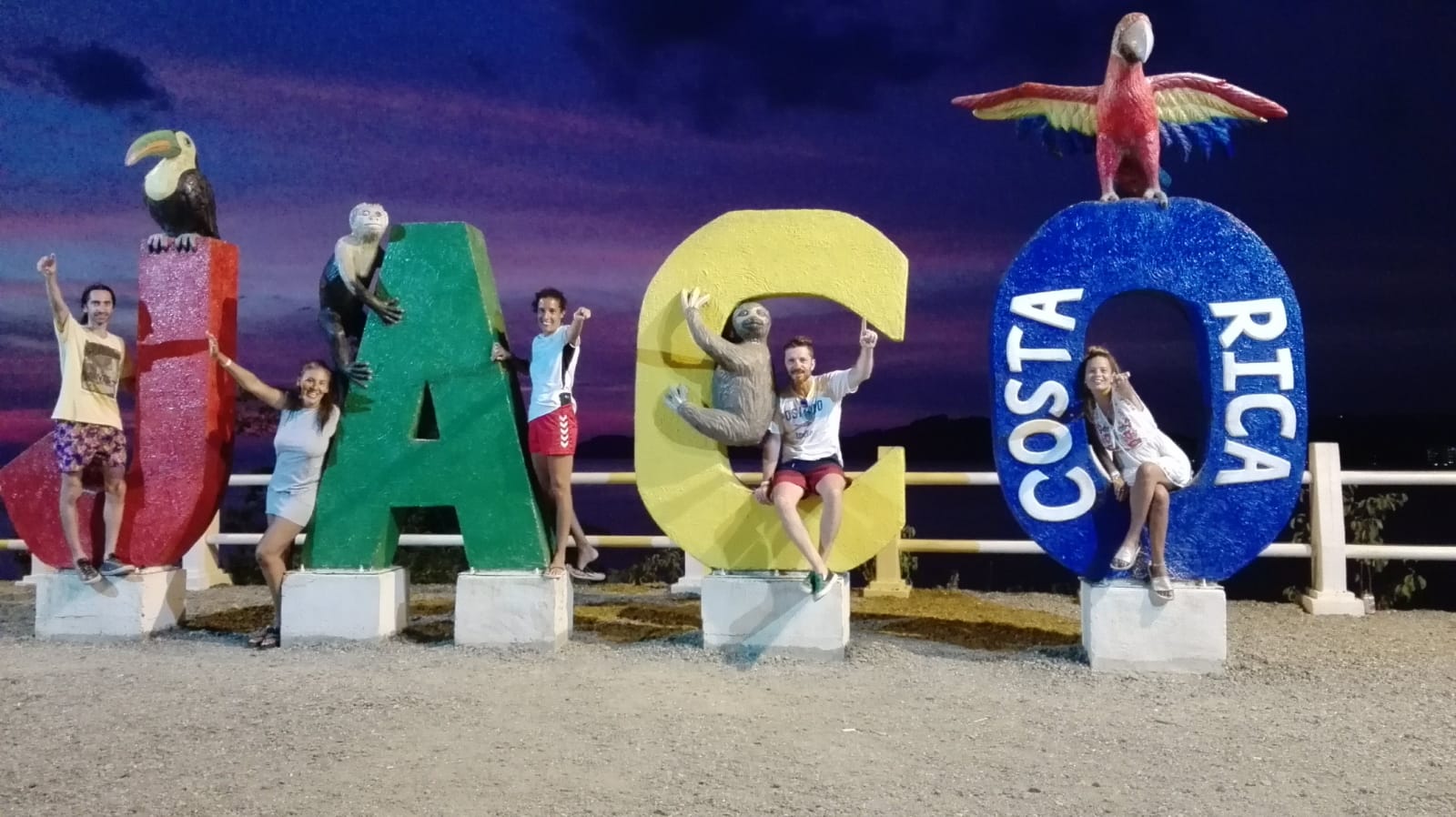 Letrero decorativo 'JACÓ' de día con turistas