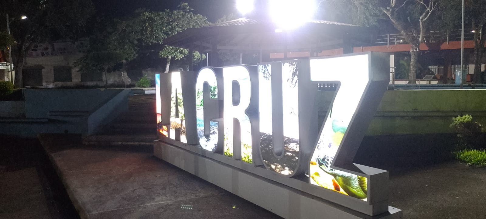 Letrero iluminado 'LA CRUZ' de noche