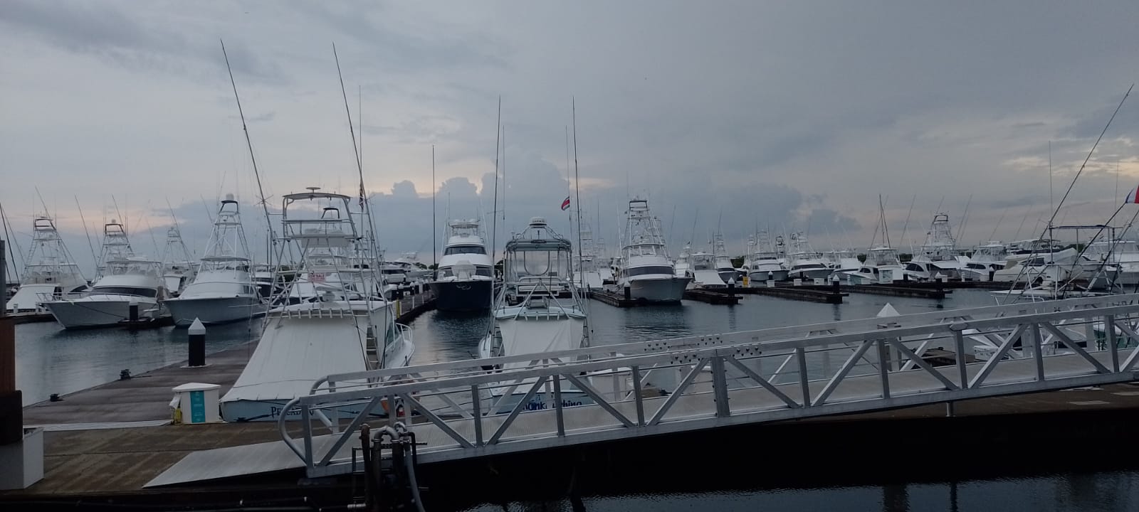 Vista de la marina frente al mar