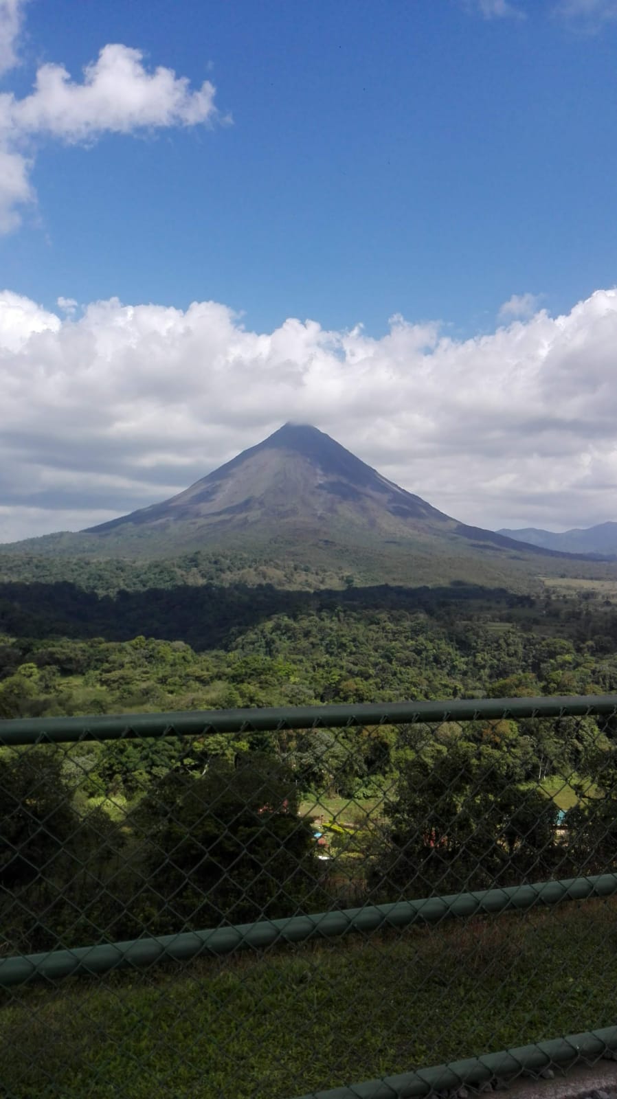 Entrada al parque con vista al Volcán Arenal