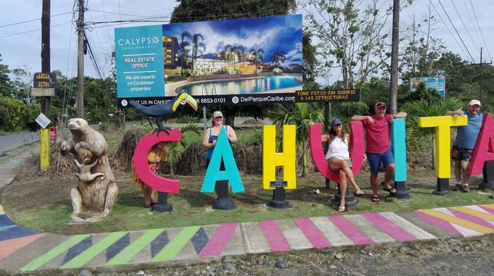 Letrero de entrada al Parque Nacional Cahuita
