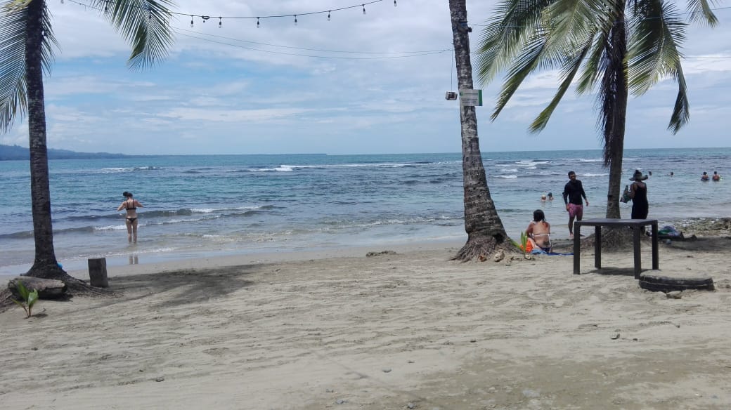 Playa de Puerto Viejo de día con turistas