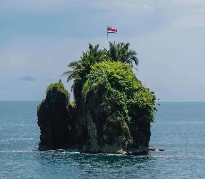 Isla Cocles, Puerto Viejo, con bandera de Costa Rica